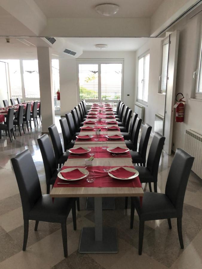 Mh Hotel ואראצה מראה חיצוני תמונה